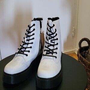 LADIES WINTER BOOTS  NEW!!